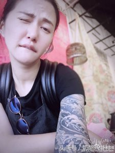 ​谭维维素颜晒花臂 就喜欢这种放荡不羁的女汉子！