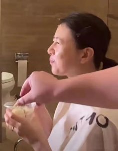 ​看高圆圆的素颜脸，松弛暗淡凹凸不平，真的是老阿姨的样子了