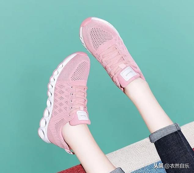 今年秋冬最流行的休闲女鞋(眼下正火的6款运动女鞋)(4)