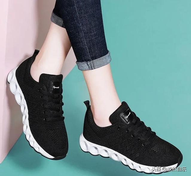 今年秋冬最流行的休闲女鞋(眼下正火的6款运动女鞋)(3)