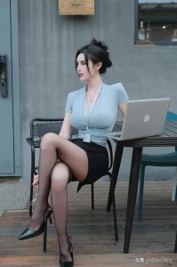 ​极品制服女秘书，丝袜美腿配高跟！