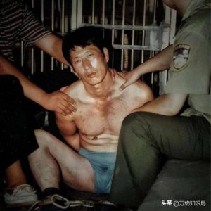 ​97年，“悍匪”白宝山落网后罕见老照片，浑身肌肉，眼神冷酷无情