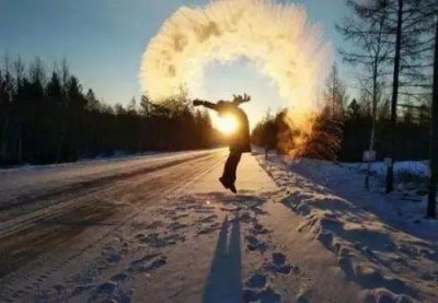 ​水的表面张力现象原理_水的表面张力是多少