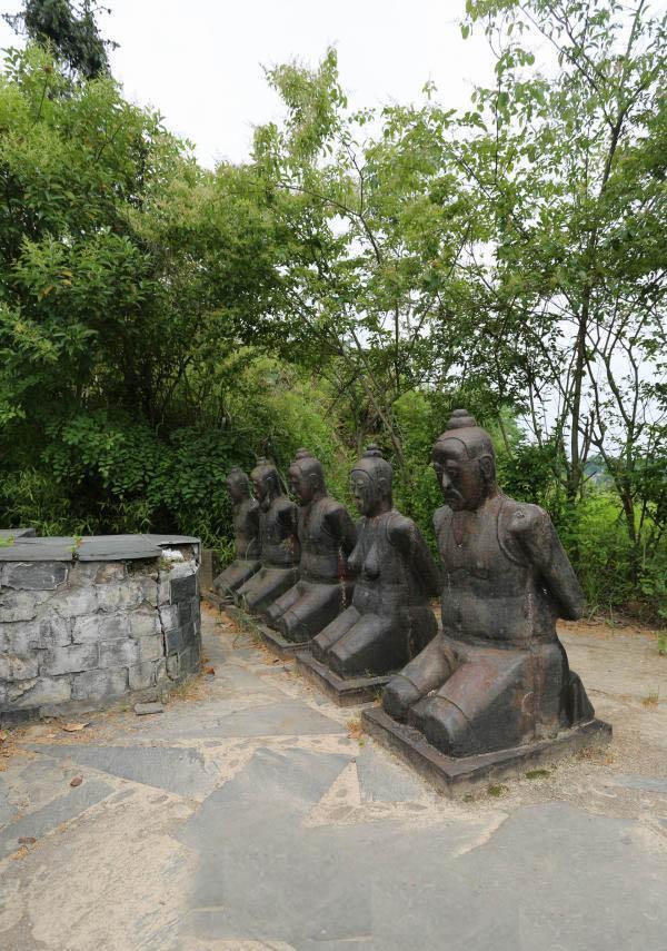 岳母墓前五跪像被移走？这跪了几百年的五人是谁？为何现今被移走