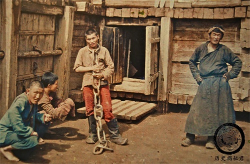 五花八门的清末刑罚老照片：图四脖子拴铁链，图九几乎无法动弹