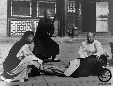 ​五花八门的清末刑罚老照片：图四脖子拴铁链，图九几乎无法动弹