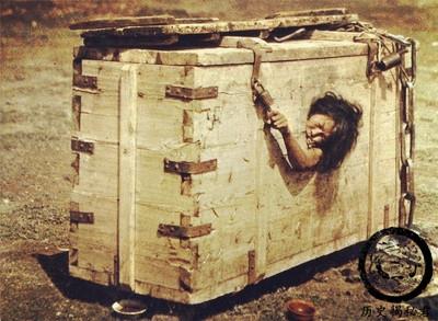 五花八门的清末刑罚老照片：图四脖子拴铁链，图九几乎无法动弹