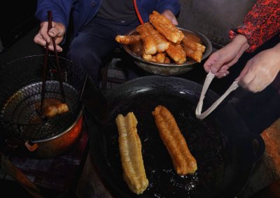 ​为什么油条要两根一起炸（油条，早餐界的“扛把子”，明知营养不咋地，却偏有