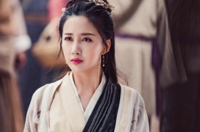​她是新《倚天屠龙记》殷素素，千娇百媚秀雅绝俗，气质艳压黄圣依