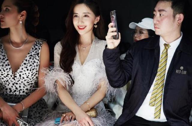 她是新《倚天屠龙记》殷素素,千娇百媚秀雅绝俗,气质艳压黄圣依