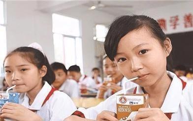 学生倒牛奶续, 勤俭节约是美德, 但不代表吃不下还得硬塞
