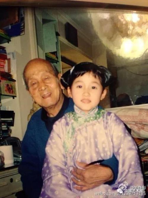 关学曾是关晓彤什么人