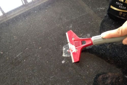 用吹风机的热风可以拆下用云石胶粘住的大理石吗