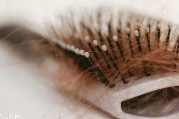 女性脱发多半与月经失调有关系 女性脱发多半与月经失调有关系