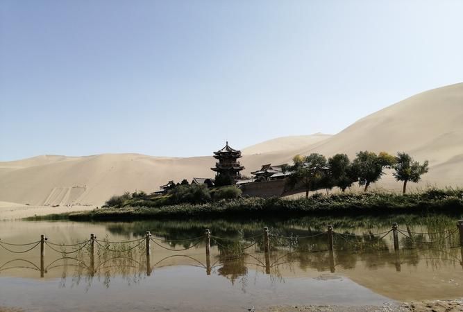 简单描述月牙泉的诗句