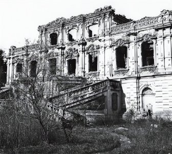 ​晚清圆明园照片：人间仙境被毁成断壁废墟，外国人在园内耀武扬威