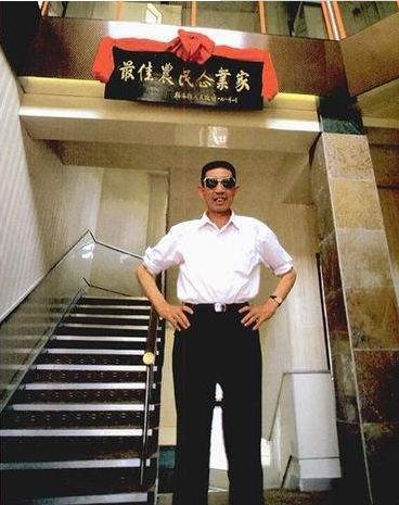 他比雷东宝还牛, 把穷村变为“首富村”, 曾上春晚, 后来吞药自尽