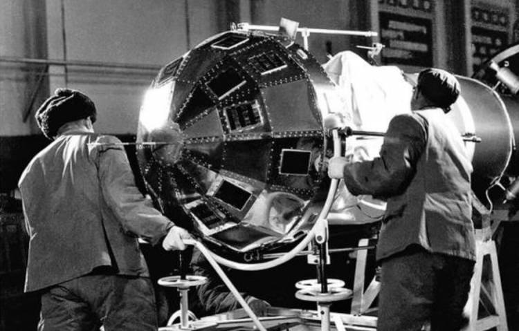 东方红1号卫星的研制工作开始于哪一年