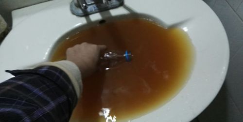 自来水发黄可以洗澡吗