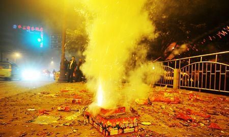 烟花爆竹零售场所应当与加油加气站等易燃易爆危险物品场所保持足够的安全距离，是多少米