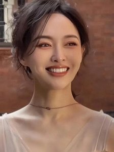 ​中国内地影视女演员：唐嫣