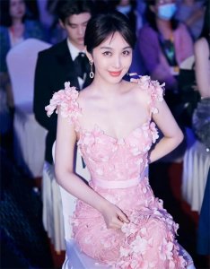 ​中国内地影视女演员、歌手李菲儿：才华与美貌并重的多栖艺人