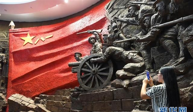 八一建军节的经典句子，形容军人威严气势的句子词语？图3