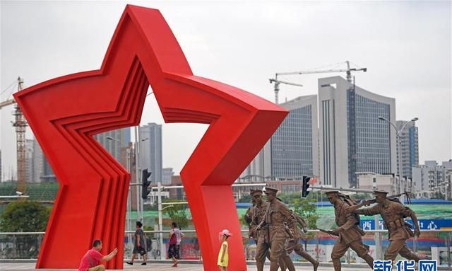 八一建军节的经典句子，形容军人威严气势的句子词语？图6