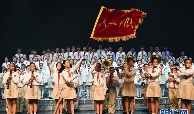 八一建军节的经典句子，形容军人威严气势的句子词语？图7