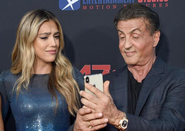 史泰龙携妻女亮相,三女儿颜值爆表身材超A,又要当国民岳父了