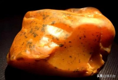 ​河里网鱼意外挖出极品黄蜡石，有老板出价18.8万遭拒