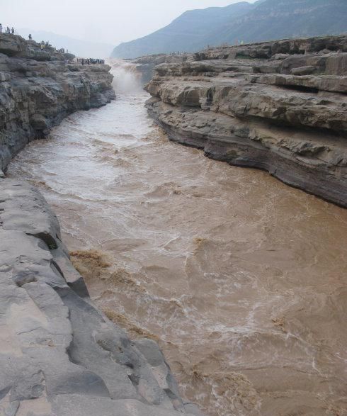 黄河壶口瀑布位于陕西与哪省之间