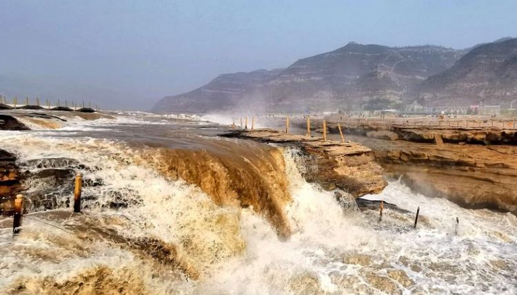 黄河壹口瀑布位于陕西和哪个省之间