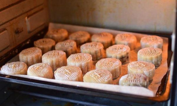 做广式月饼烤出来颜色为什么发黑