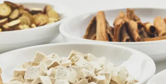 陈皮能和茯苓泡水喝,茯苓陈皮苍术厚朴能一起泡水喝吗图2