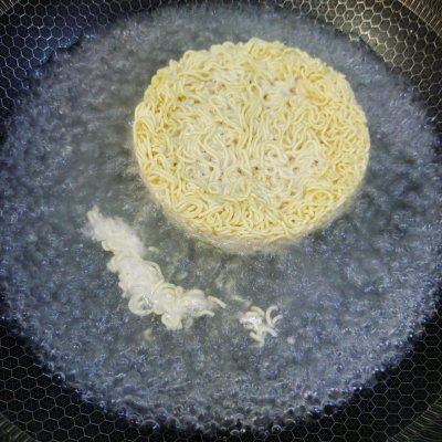 方便面怎么炒（好吃又简单的方便面做法教程分享）