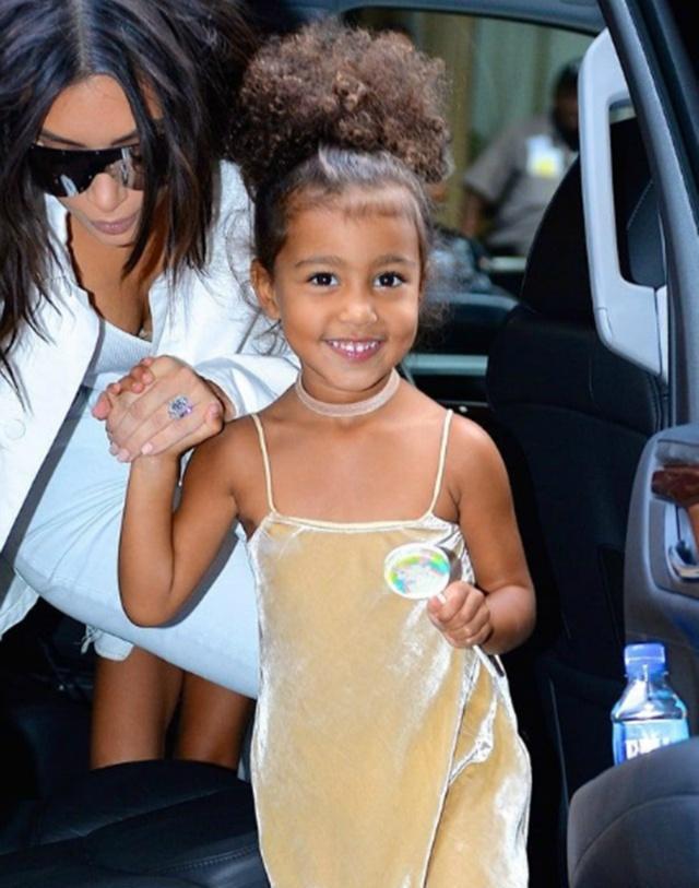 卡戴珊家族萌娃大合照，9个孩子傻傻分不清，妈妈们的基因真强大