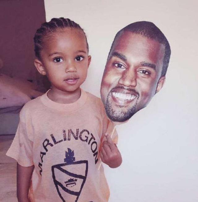 卡戴珊家族萌娃大合照，9个孩子傻傻分不清，妈妈们的基因真强大