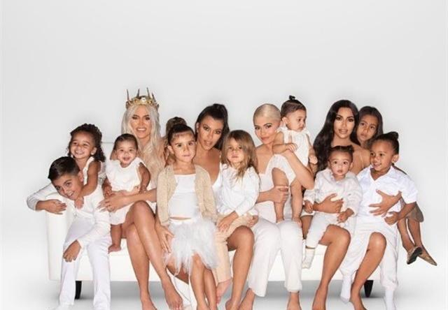 卡戴珊家族萌娃大合照，9个孩子傻傻分不清，妈妈们的基因真强大