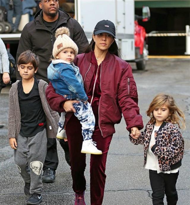 卡戴珊家族萌娃大合照，9个孩子傻傻分不清，妈妈们的基因真强大