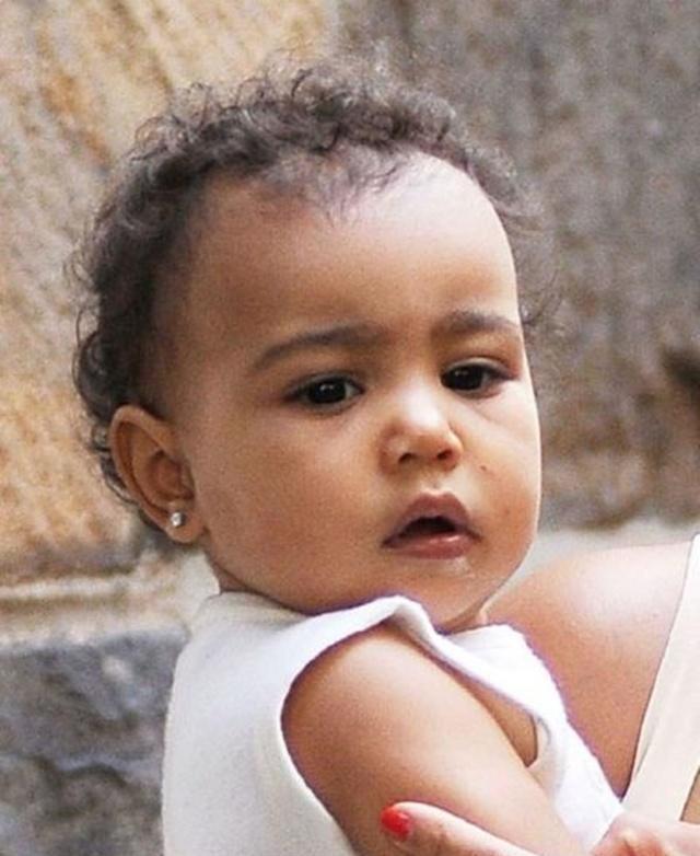 卡戴珊家族萌娃大合照，9个孩子傻傻分不清，妈妈们的基因真强大