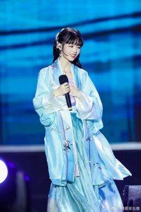 ​她是国风圈嗓音清澈的女神，却传与双笙不合，与灰原哀的关系成迷