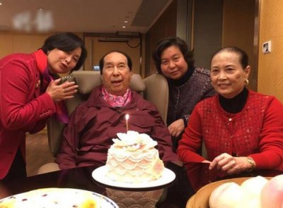 ​何鸿燊、林百欣都将家产给二房，大房所剩无几，只有霍英东最明智