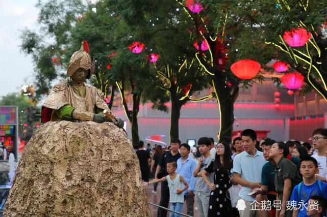 大唐不夜城增加“石头人”，表演场地移至喷水池，防游客动手骚扰