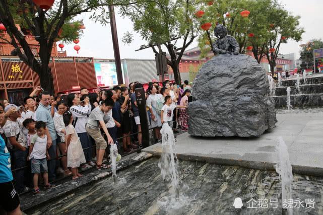 大唐不夜城增加“石头人”，表演场地移至喷水池，防游客动手骚扰