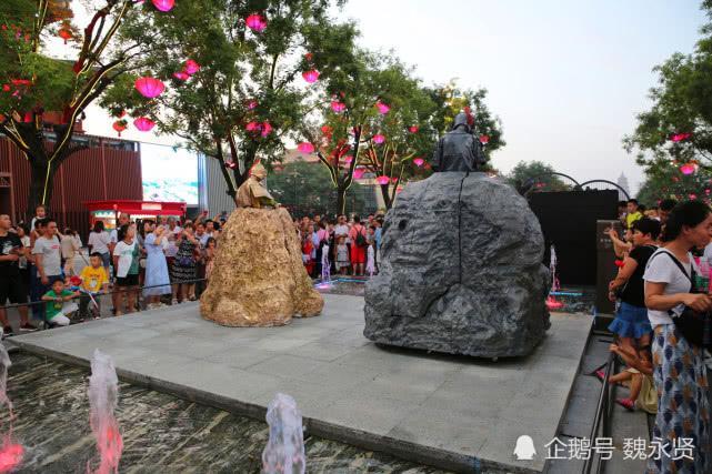 大唐不夜城增加“石头人”，表演场地移至喷水池，防游客动手骚扰