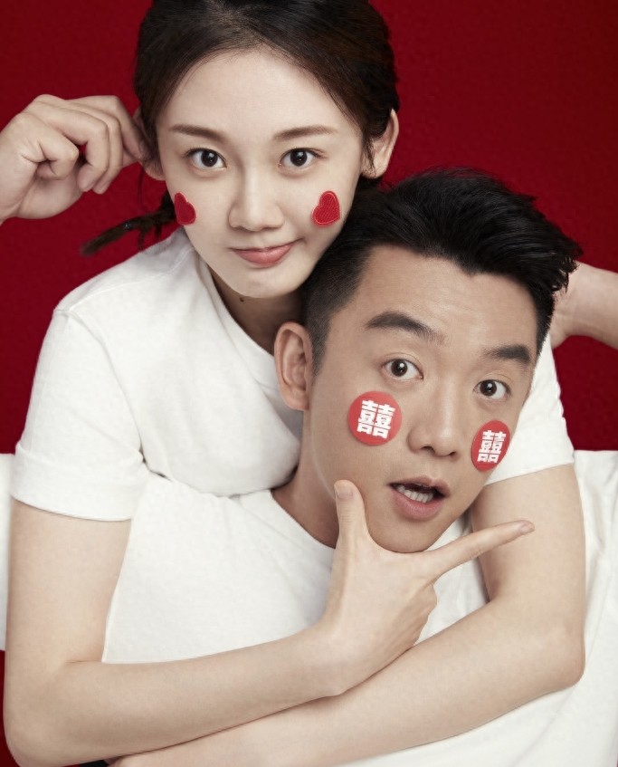 郑恺苗苗官宣结婚,两人手持结婚证肚子上贴“囍”