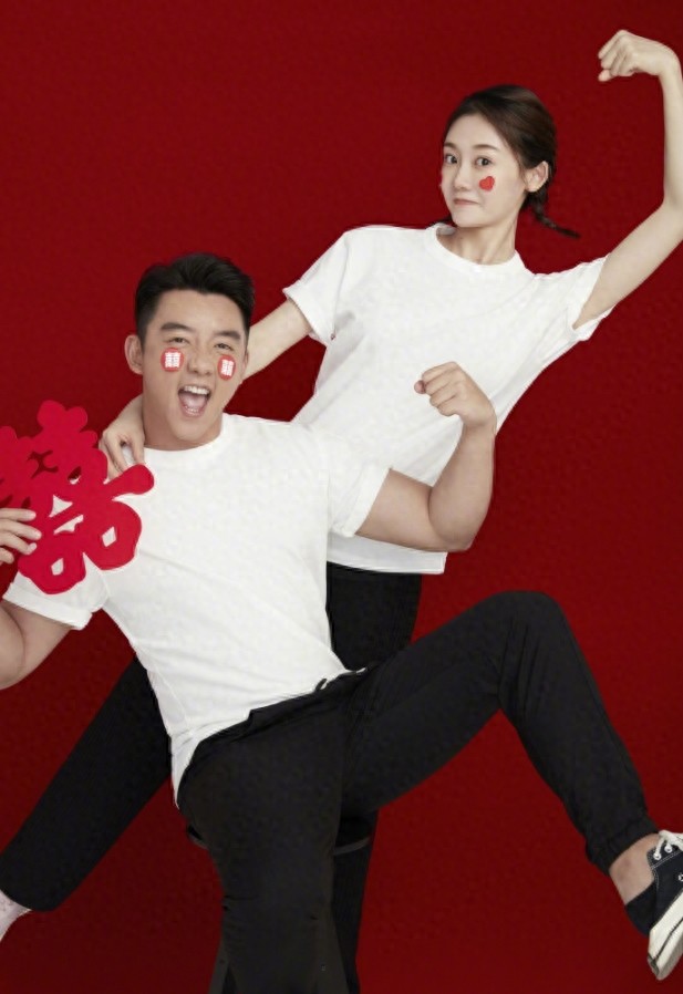 郑恺苗苗官宣结婚,两人手持结婚证肚子上贴“囍”