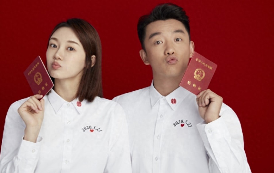 郑恺苗苗官宣结婚,两人手持结婚证肚子上贴“囍”