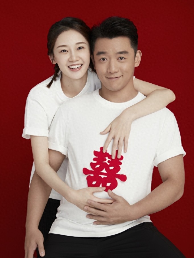 郑恺苗苗官宣结婚,两人手持结婚证肚子上贴“囍”